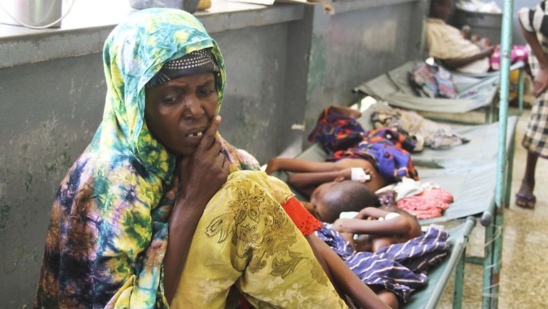 Somaliäiti aliravitsemuksesta kärsivien lastensa kanssa avustusklinikalla Mogadishussa 28.heinäkuuta 2011. (EPA)