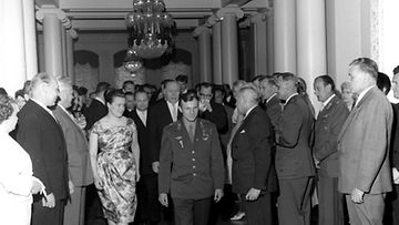 Neuvostoliittolainen kosmonautti Juri Gagarin presidentti Urho Kekkosen vastaanottotilaisuudessa Helsingissä. 