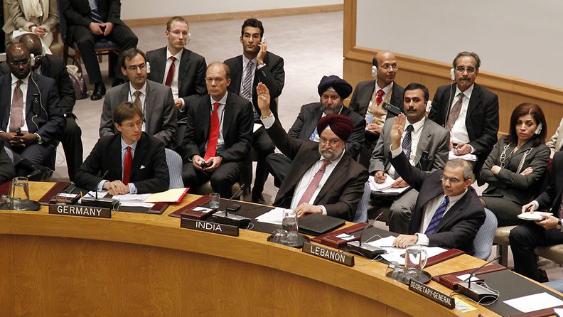 A handout photo provided by the United Nations on 05 October 2011 shows a view of the Security Council at the United Nations, in New York, USA, 04 October 2011, as Hardeep Singh Puri (C), Permanent Representative of India to the UN, and Nawaf Salam (R), Permanent Representative of Lebanon to the UN, register their abstentions on a draft resolution condemning the ongoing violence perpetrated by Syrian authorities against civilian protesters.