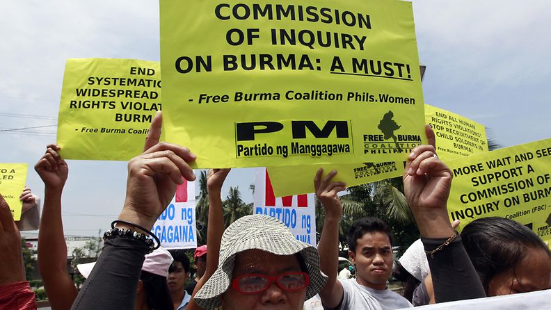 Filippiiniläiset osoittavat mieltään Burman sotilasjunttaa vastaan. 