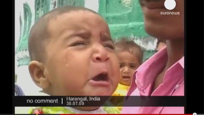 Lasten heittoseremonia Intiassa kauhistuttaa lastensuojelujärjestöjä Intiassa. Kuvakaappaus YouTubesta.