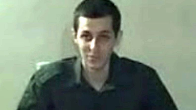 Televisioruudusta otettu valokuva Gilad Shalitista. Shalit kaapattiin 25.6.2005. Hamas julkaisi videon, jotta Shalit saattoi lähettää viestin omaisilleen.
