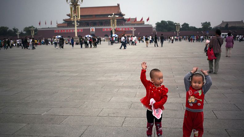 Kahdeksan lasta hankkinutta kiinalaisperhettä uhkaavat jättimäiset sakot. Kuvituskuva, kuvan lapset eivät liity uutiseen.