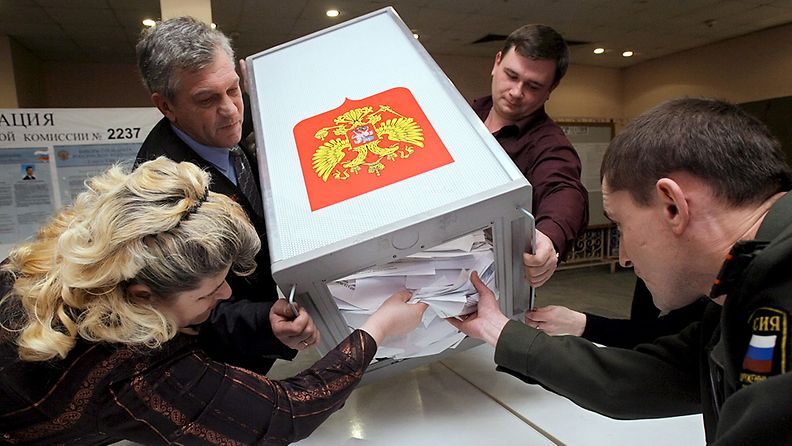Ääniä kaadetaan laskettavaksi Venäjän presidentinvaaleissa 2.3.2008. 