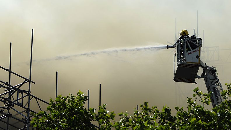 Lontoossa syttyi iltapäivällä uhkaava tulipalo 14.6.2011.