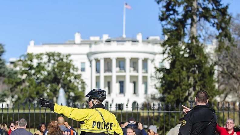 Turisteja ja poliiseja Valkoisen talon edustalla 20.1.2013 presidentti Barack Obaman virkaanastujaisten alla.  