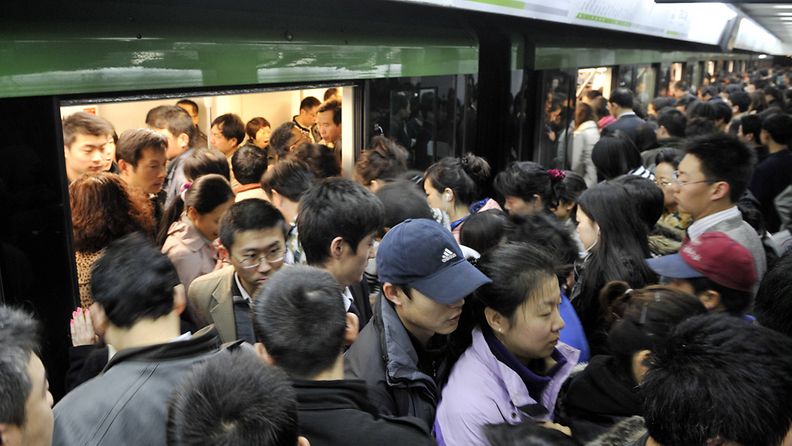 Ihmisvilinää shanghailaisella metroasemalla 31. maaliskuuta 2010.