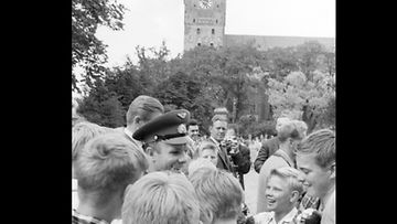 Neuvostoliittolainen kosmonautti, majuri Juri Gagarin vierailee Suomen Turussa 3. heinäkuuta 1961. Kuvassa nuorten ihailijoidensa ympäröimänä, taustalla Turun tuomiokirkko.  