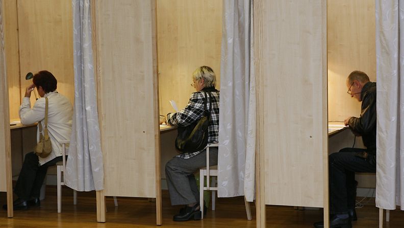 Latvians casts their ballot during early parliamentary elections in Amata, Latvia, 17 September 2011.