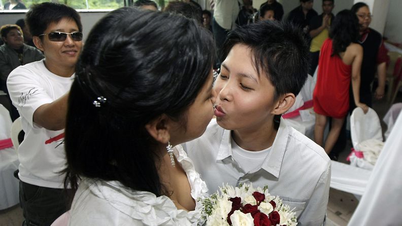 Yumi Bundalian ja Lance Quiambao menivät naimisiin Filippiineillä 29. kesäkuuta 2012. Sielläkään avioliitto ei ole lainvoimainen.