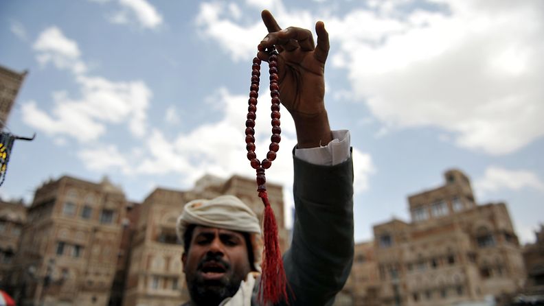 Ramadan saa myös kaupustelijat liikkeelle. Mies kauppasi rukousnauhaa Jemenissä.