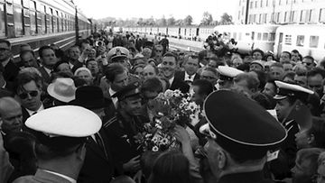 Juri Gagarin Helsingin rautatieasemalla saavuttuaan Suomeen 30. kesäkuuta 1961. 