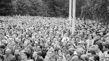 Suomalaista yleisöä kokoontunut Kemiin seuraamaan Juri Gagarinin vierailua kesä-heinäkuun vaihteessa 1961  