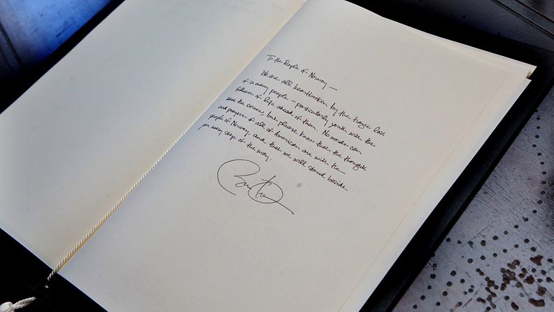 Barack Obama kirjasi surunvalittelunsa Norjan suurlähetystössä Washingtonissa 26.7.2011. 