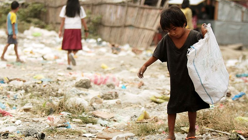 Poika Filippiineillä Manilan slummissa.
