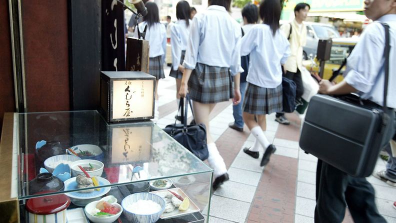 Japanilainen ravintola esittelee valaasta thetyjä ruoka-annoksia.