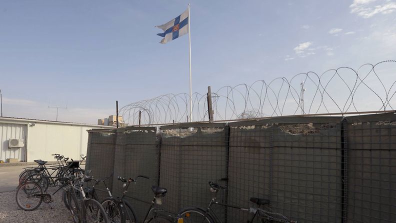 Suomen armeijan polkupyöriä Camp Marmaliksessa Mazar-i Sarifissa Afganistanissa 21. marraskuuta 2011. Taustalla liehuu Suomen sotalippu.(Kuva: Lehtikuva)