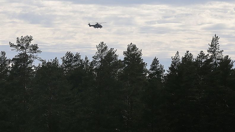 Helikopteri etsii lentokoneturman uhreja Jämijärvellä.