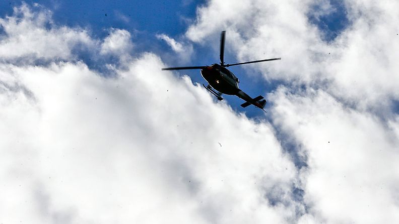 Helikopteri etsii lentokoneturman uhreja Jämijärvellä. 