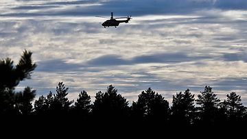 Helikopteri etsii lentokoneturman uhreja Jämijärvellä.  