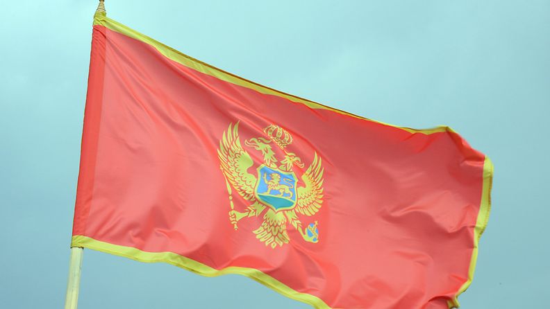 Montenegron lippu. Maa itsenäistyi Serbiasta kansanäänestyksen jälkeen.