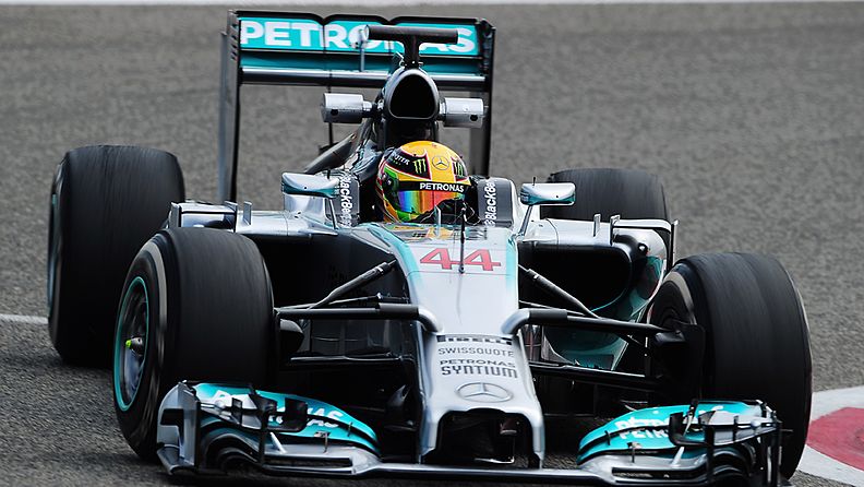 Lewis Hamiltonin Mercedes Bahrainin testeissä.