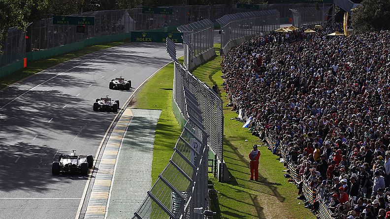 Yleisöä Australian F1-kisassa.