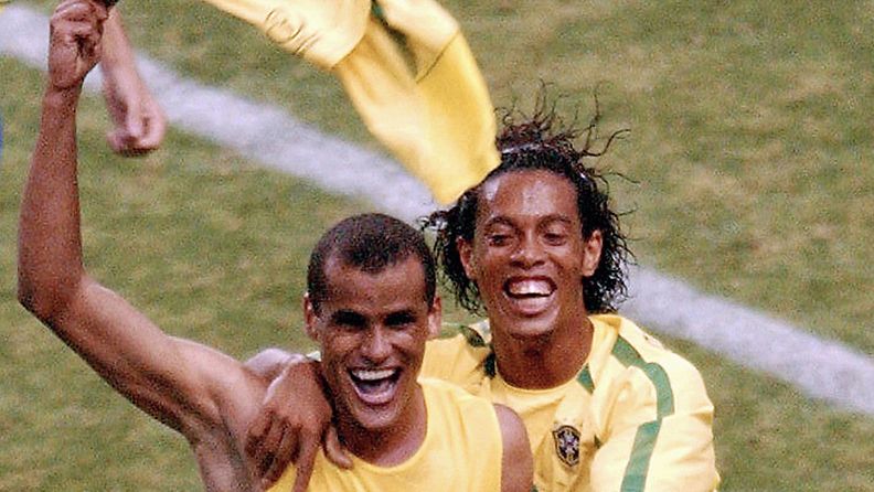 Rivaldo (vas.) juhli vuoden 2002 MM-kisoissa Ronaldinhon kanssa