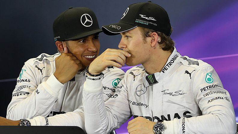 Lewis Hamilton ja Nico Rosberg pressitilaisuudessa aika-ajon jälkeen.  