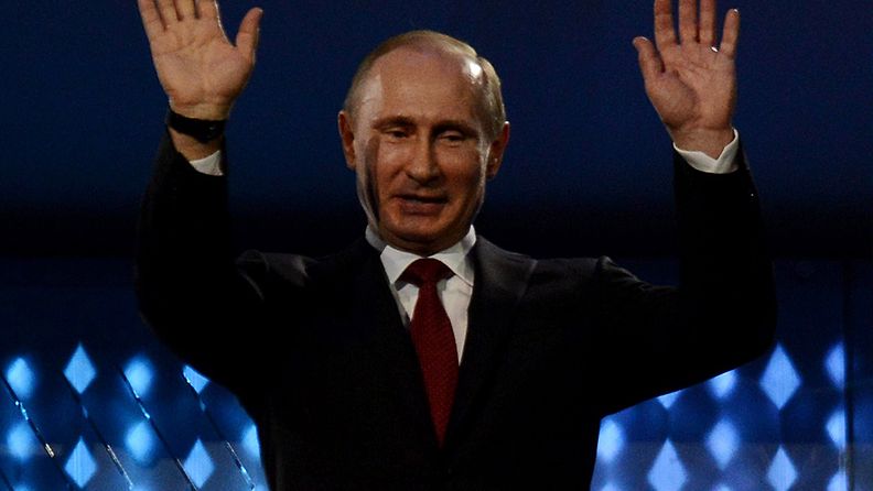 Vladimir Putin kuvattuna paralympialaisten päättäjäisseremoniassa.