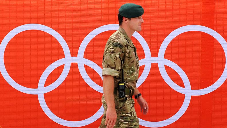 Sotilas Lontoon olympiapuistossa 12. heinäkuuta 2012.