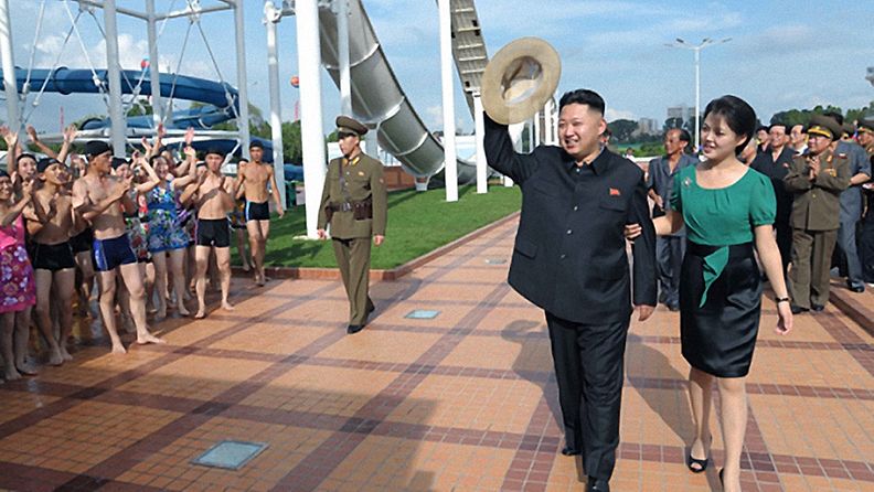 Kim Jong-un tervehti lierihattuaan heilutellen huvipuistovieraita.