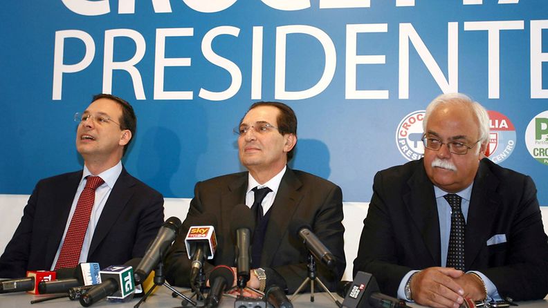 Sisilian uusi kuvernööri Rosario Crocetta (keskellä) ensimmäisessä lehdistötilaisuudessa vaalivoittonsa jälkeen.