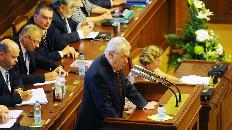 Tshekin presidentti Milos Zeman piti puheen ennen äänestystä hallituksen luottamuksesta.