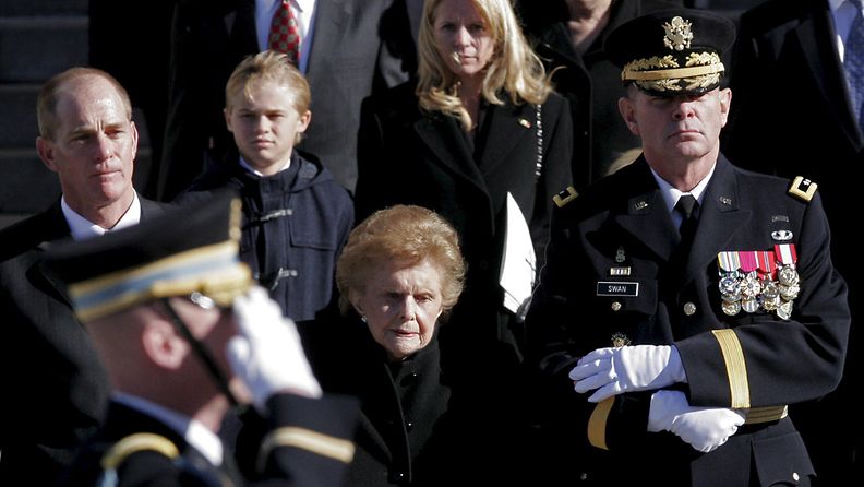 Betty Ford miehensä hautajaisissa tammikuussa 2007