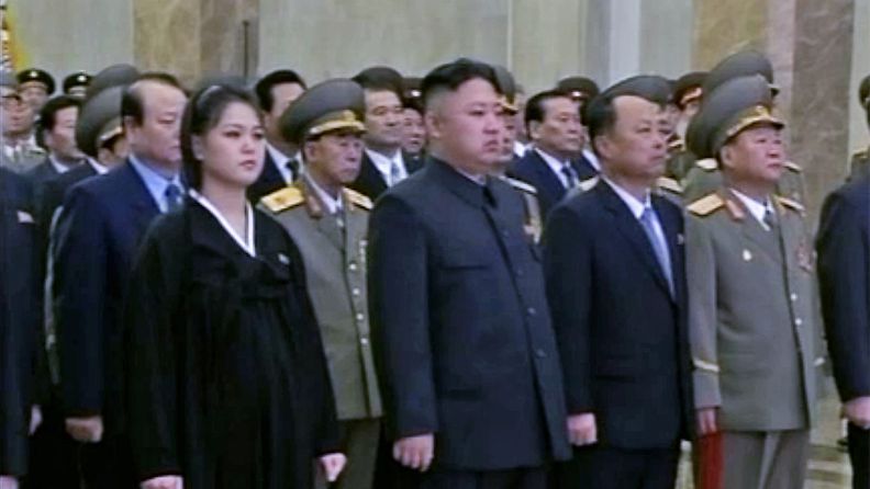 Kim Jong-unin rinnalla hänen vaimonsa Ri Sol-ju. Kuvankaappaus AFP:n uutisvideosta.  