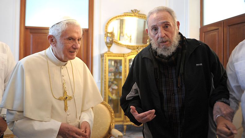 Paavi Benedictus XVI ja Kuuban johtaja Fidel Castro 28.3. 2012 (EPA)