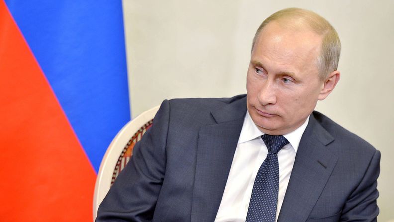 Venäjän presidentti Vladimir Putin vastaa toimittajien kysymyksiin Sosnovossa presidentti Sauli Niinistön vierailun aikana 22.6.2012.