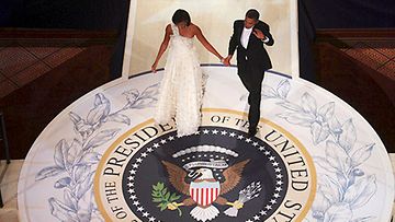 Obaman virkaanastujaiset - presidentti parin saapuminen tanssilattialle. [Kuva: EPA]