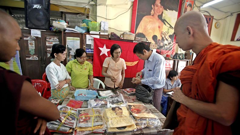 NLD-puolueen toimistossa myydään oppositiojohtaja Aung San Suu Kyin kuvilla varustettua aineistoa.