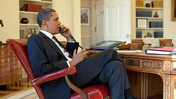 Presidentti Obama työhuoneessaan hoitamassa asioita puhelimessa. [Kuva: EPA]