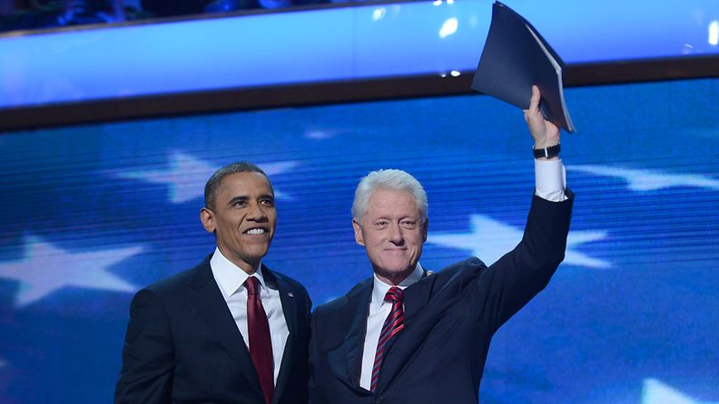 Presidentti Barack Obama tuli Bill Clinton puheen päätteeksi lavalle kiittämään Clintonia.