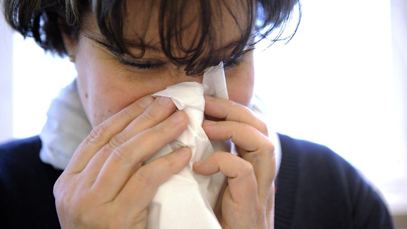 Aivastaminen lennättää flunssabakteereja