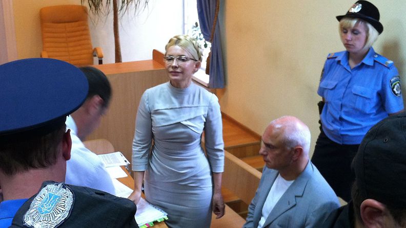 Ukrainan entinen pääministeri Julia Tymoshenko pysyy vangittuna. Kuvassa Tymoshenko oikeuden kuultavana 8. elokuuta 2011. (EPA)