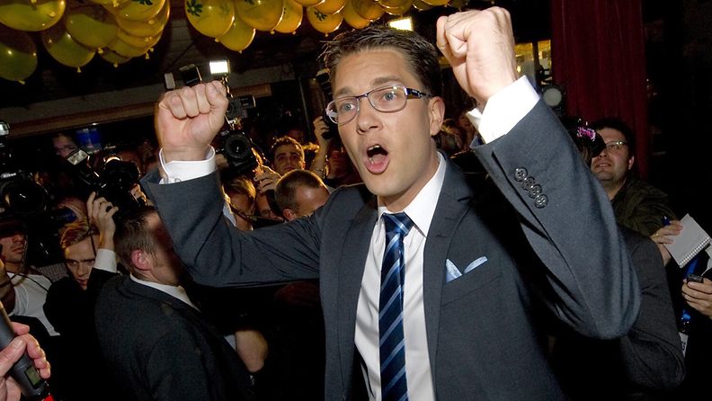 Ruotsidemokraattien johtaja Jimmie Åkesson juhlii vaalivoittoa vuonna 2010.