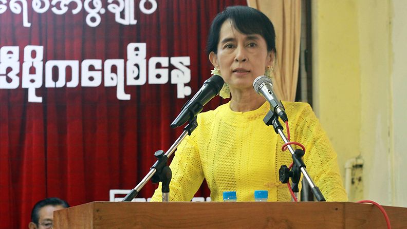 Myanmar democracy leader Aung San Suu Kyi gives a speech during ceremony of the International Day of Democracy at the National Leageu for Democracy party (NLD) head office, Yangon, Myanmar, 15 September 2011. 