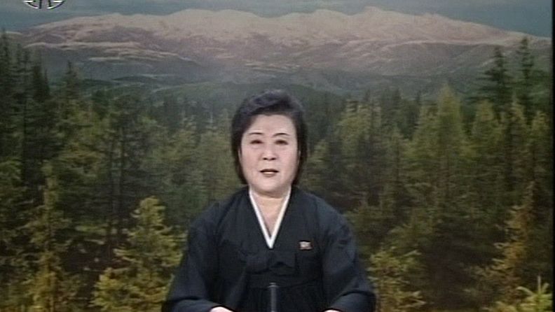 TV:n uutistenlukija ilmoittaa värisevällä äänellä Kim Jong Ilin kuolemasta joulukuussa 2011. Kuvakaappaus videomateriaalista. 