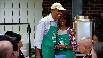 Obama ja tyttärensä Malia kunnioittivat Martin Luther Kingin muistoa jakamalla ruokaa vähäosaisille. [Kuva: EPA]