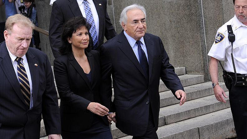 Dominique Strauss-Kahn saapui oikeuden eteen vaimonsa kanssa New Yorkissa 6.6.2011. 