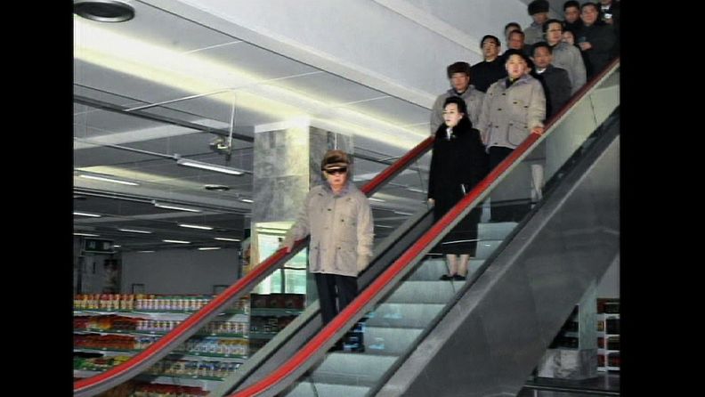 Kim Jong-Il pjongjangilaisessa tavaratalossa. Kuva arvellaan otetun 15.12.2011. 